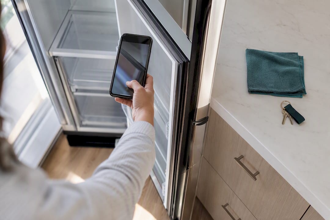 Florida Move Out Charges: 15/30/15 Rule to Protect Your Deposit 3 Renter documenting apartment appliance condition